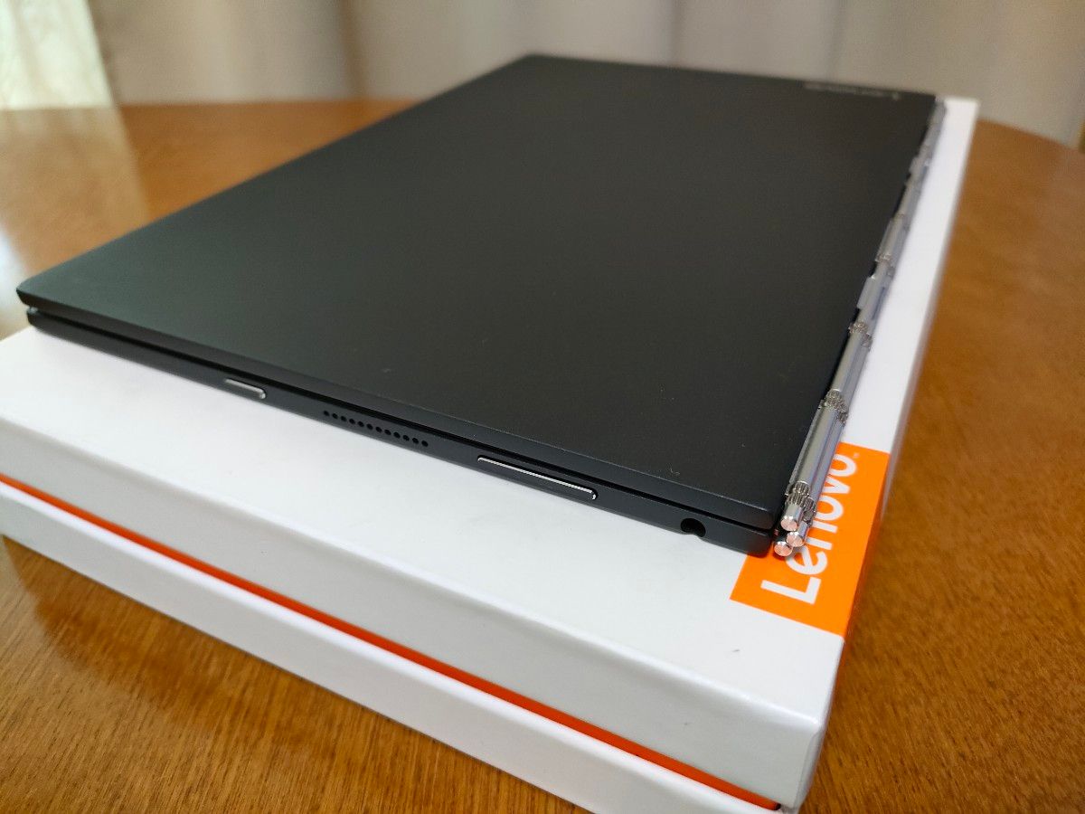 Lenovo YOGA BOOK with Windows ストレージ128GB版　WiFiモデル 付属品完備　美品です。