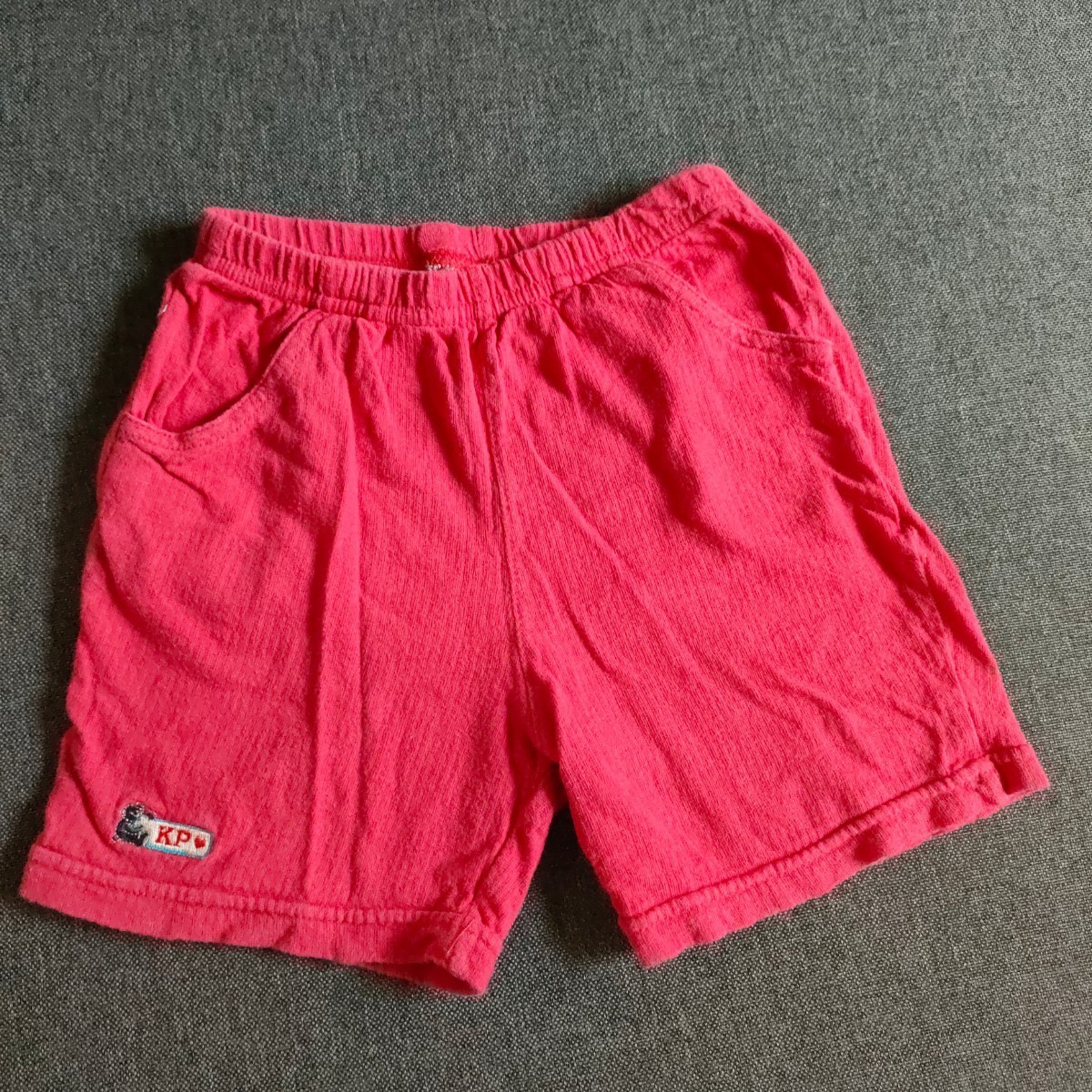 90(85-95 赤色のベビーパンツ半ズボン　ショートパンツ