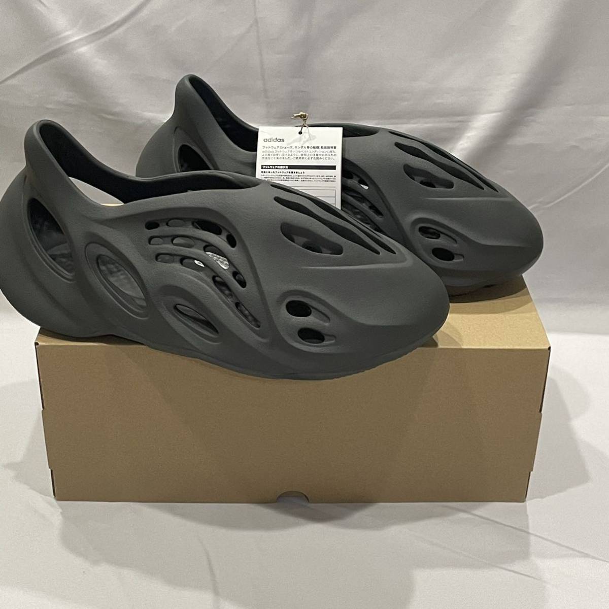 新品未使用　国内正規品　adidas YEEZY Foam Runner Carbon　アディダス イージー フォームランナー カーボン　29.5cm_画像1