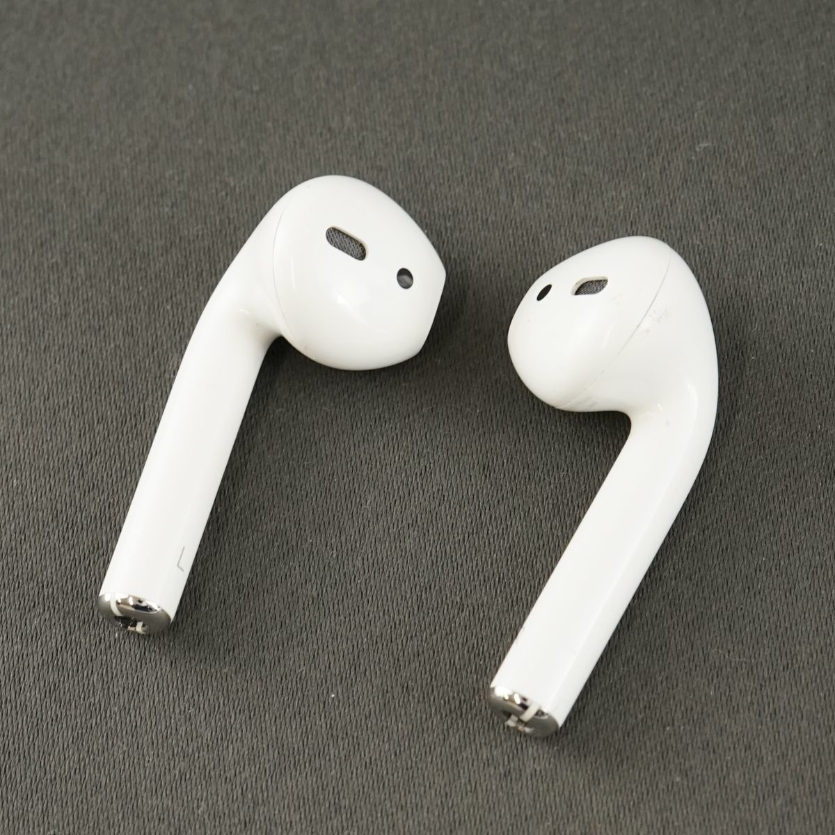 Apple AirPods with Charging Case エアーポッズ ワイヤレスイヤホン USED品 第二世代 Bluetooth MV7N2J/A 完動品 即日発送 T V8018_画像4