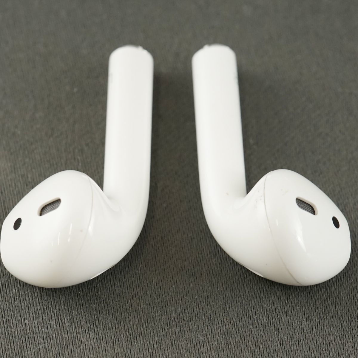 Apple AirPods with Charging Case エアーポッズ ワイヤレスイヤホン USED品 第二世代 Bluetooth MV7N2J/A 完動品 即日発送 T V8018_画像6