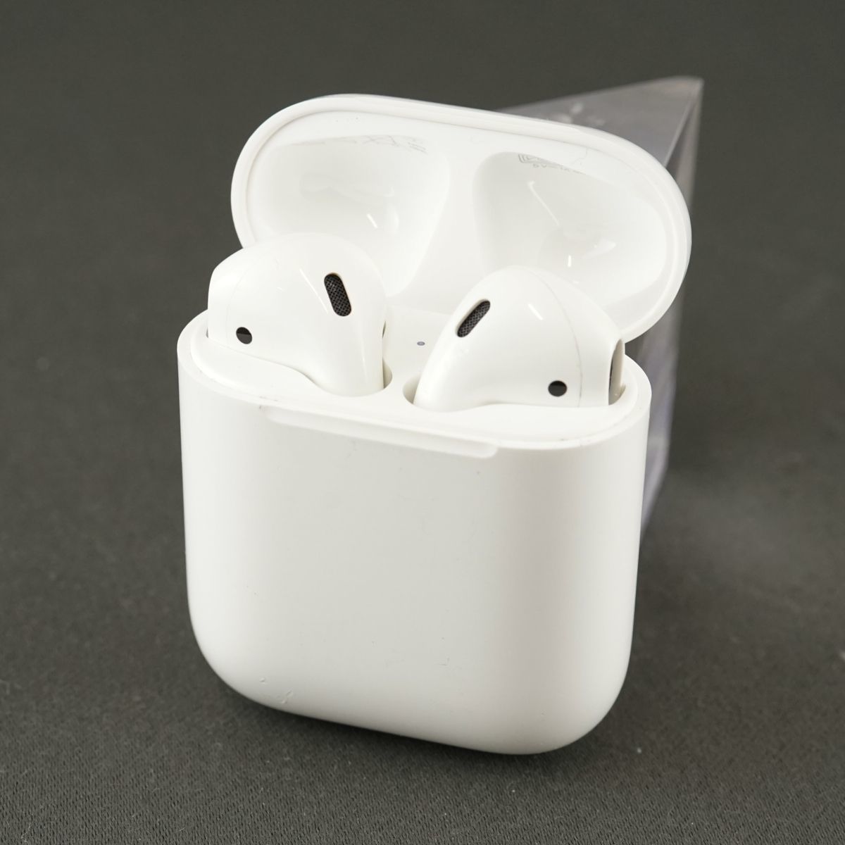 Apple AirPods with Charging Case エアーポッズ ワイヤレスイヤホン USED品 第二世代 Bluetooth MV7N2J/A 完動品 即日発送 T V8018