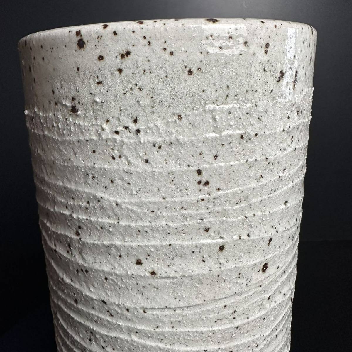 [SX458] 信楽焼 白釉波紋 傘立て 陶器製 高さ約45.5cm 玄関 壺 花生 花器 ガーデニング 庭_画像5