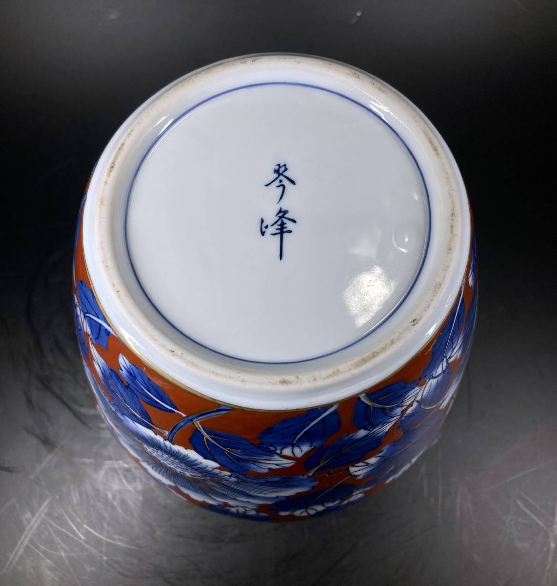 波佐見焼 琴峰作 網目透かし彫り 赤絵 花瓶 花器 飾壺 網目牡丹文花瓶 染付 金彩 牡丹文 置物 細密細工_画像8