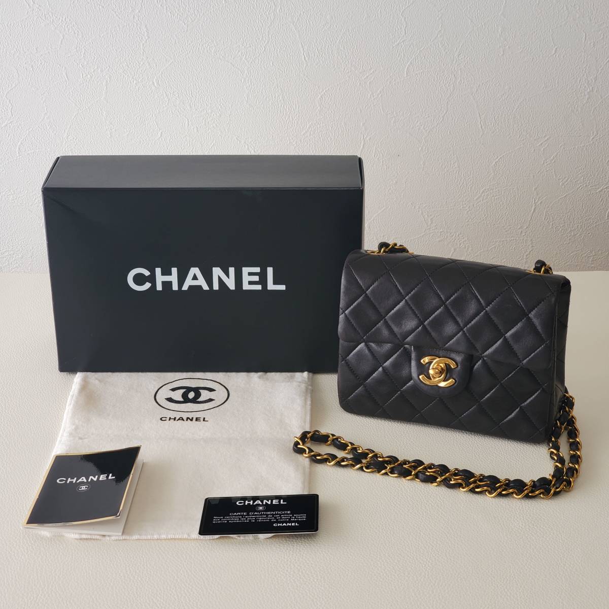 特価ブランド 【希少】CHANEL シャネル ゴールド金具 黒系 バッグ