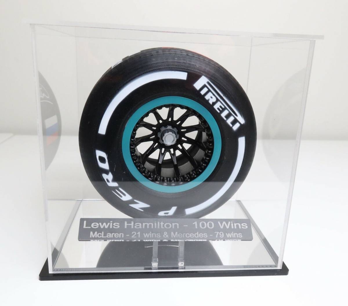 海外　限定品　送料込み　ルイス・ハミルトン 1/10th Lewis Hamilton 100 Wins Pirelli Award 2021　トロフィー　フィギュア　レプリカ 2_画像2