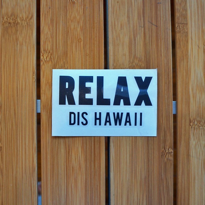 ハワイ RELAX DIS HAWAII ステッカー アロハ Hawaii ８０８ ハワイ雑貨 アメ車 アメリカ 北米トヨタ 北米日産 北米 HDM_画像1