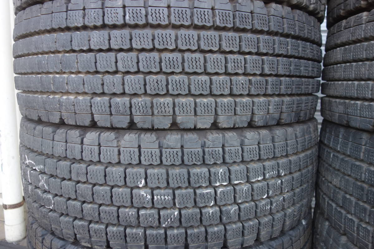 K2378-18 送料無料 245/70R19.5 136/134J スタッドレスタイヤ TB 12本セット ブリヂストン W910 7分山 2018年 2021年製 トラック 大型_画像3