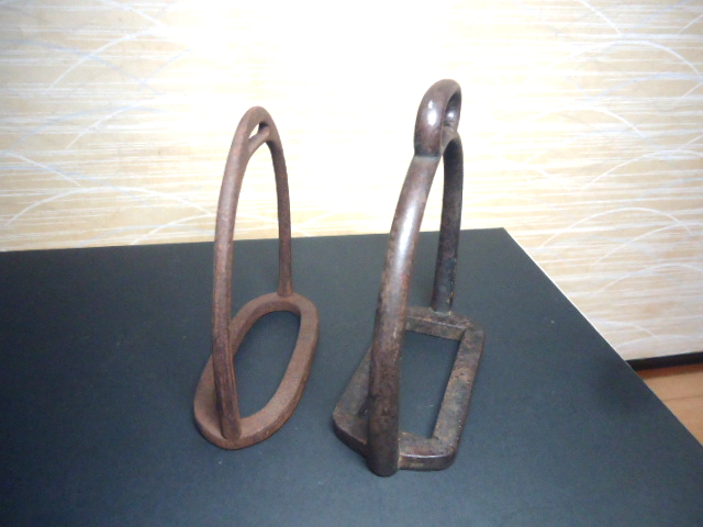 武具 鐙 足掛 馬具 太厚地の鉄製 頑丈 堅牢 １個です。ぐい呑みと鎖付き_右側１個です。