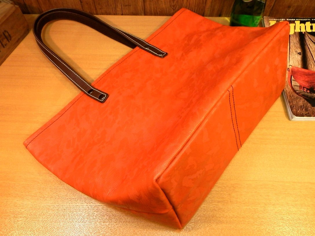  原文:個性的なカモフラ柄オレンジ。ハンドメイド、迷彩型押しレザーのトートバッグ！牛革made in japanレザー日本製・迷彩V45