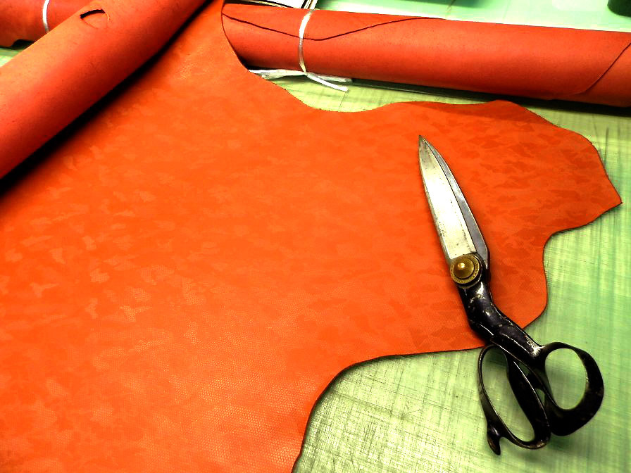 獨特的迷彩圖案橙色。手工製作，迷彩壓紋皮革手提包！日本製造的牛皮革日本製造的皮革·Camouflage V 45 原文:個性的なカモフラ柄オレンジ。ハンドメイド、迷彩型押しレザーのトートバッグ！牛革made in japanレザー日本製・迷彩V45