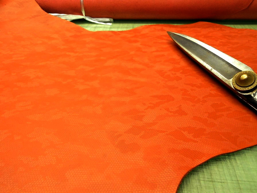 獨特的迷彩圖案橙色。手工製作，迷彩壓紋皮革手提包！日本製造的牛皮革日本製造的皮革·Camouflage V 45 原文:個性的なカモフラ柄オレンジ。ハンドメイド、迷彩型押しレザーのトートバッグ！牛革made in japanレザー日本製・迷彩V45