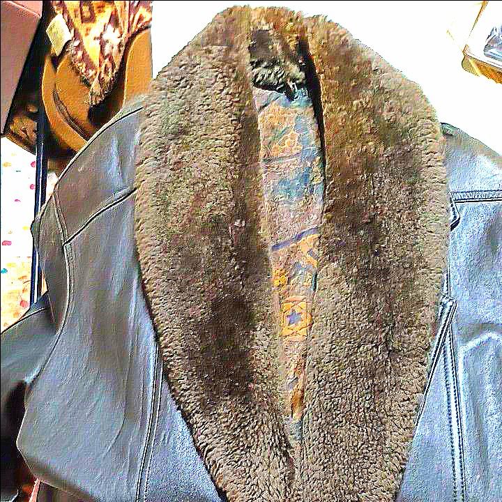 【1押し】羊革の高級ジャケット  サイズはXL イギリス製ヴィンテージ☆ラム革のハーフコートです。襟ファー付☆暖か軽い丈夫