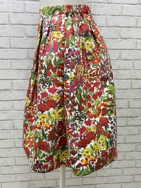 (I09373) トッカ TOCCA × LIBERTY フラワープリント ウエストバックゴム ひざ丈 タックフレアスカート 0 レッド系マルチ_画像5