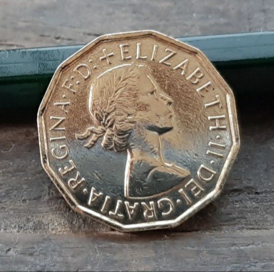 1967年英国3ペニーコイン 10枚イギリス3ペンスブラス美物エリザベス女王21mm x 2.5mm6.8gブリティッシュ本物古銭_画像3