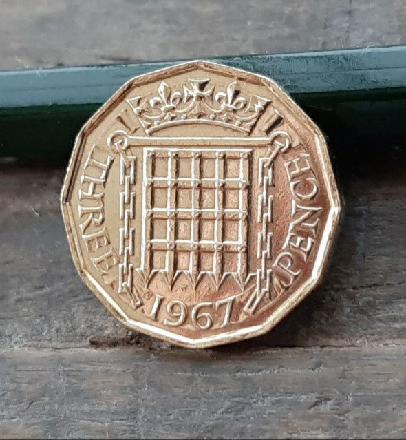 1967年英国3ペニーコイン 10枚イギリス3ペンスブラス美物エリザベス女王21mm x 2.5mm6.8gブリティッシュ本物古銭_画像2