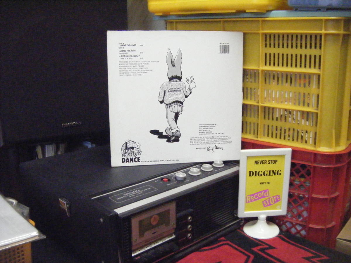 W-264　JIVE BUNNY and the　MASTERMIXERS　/　SWING THE MOOD　（UK　12inch）　_画像2