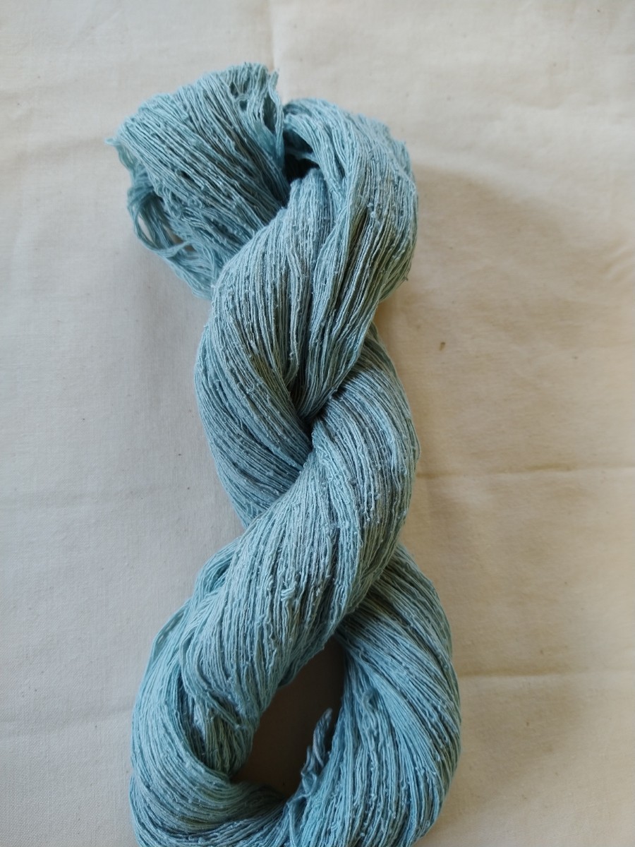藍染め糸　絹紬糸　4/17　天然藍灰汁醗酵建て　薄色　50g　_写真よりがかっています