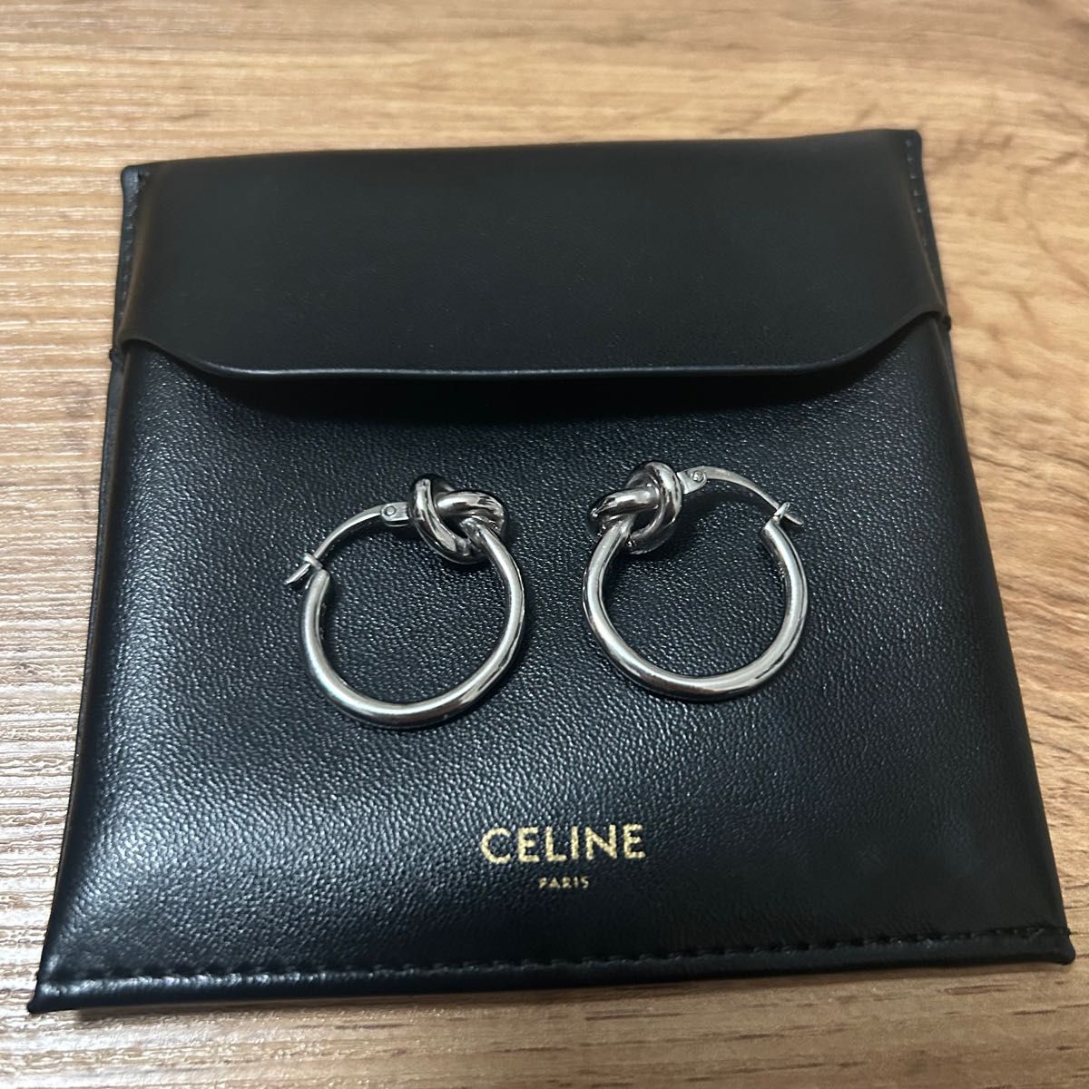 最旬ダウン CELINE ノットスモールフープピアス シルバー CELINE