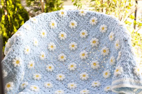  hand made crochet needle braided . flower motif light blue te-ji-* handmade / key braided / knitting * lap blanket / knee ../ sofa cover *