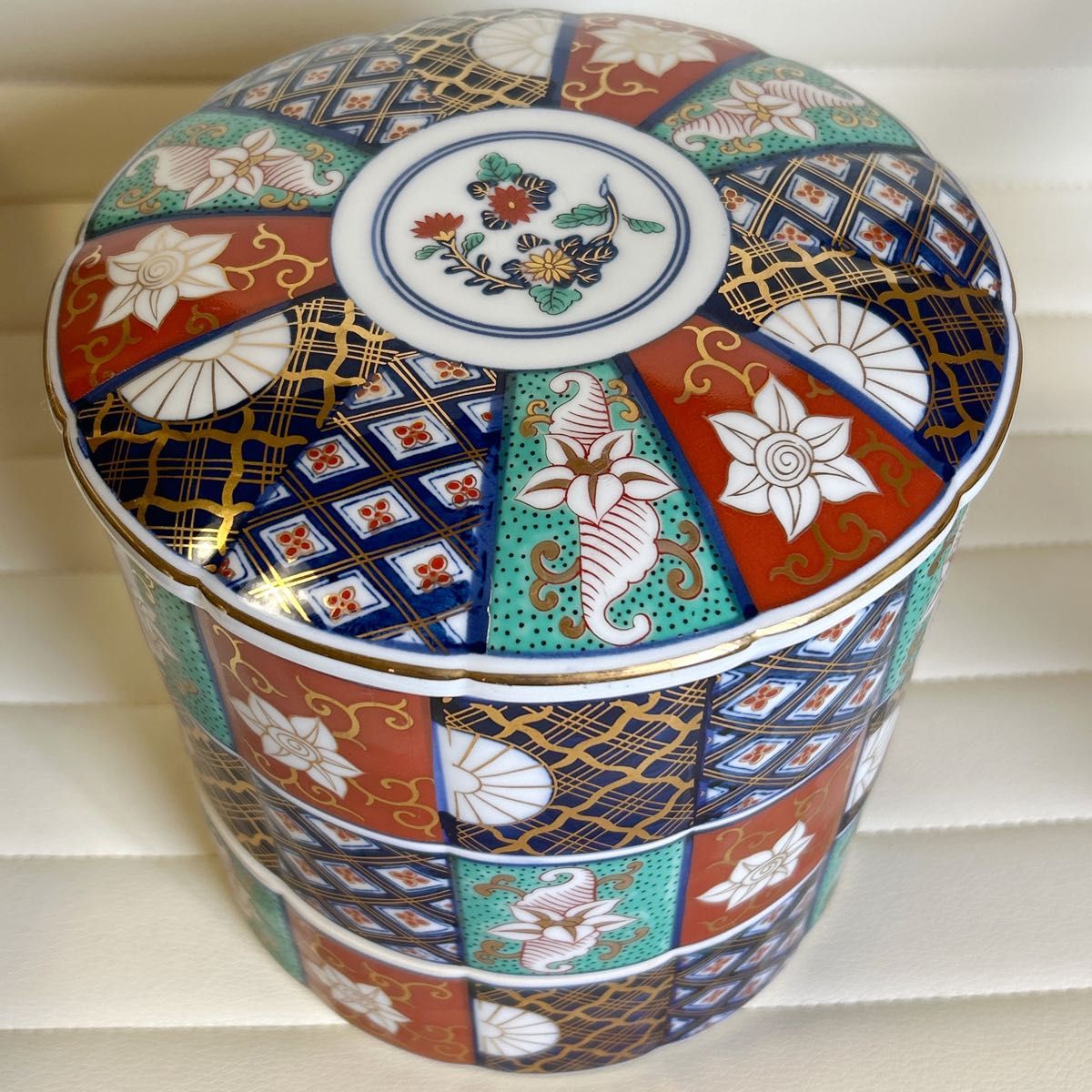 有田焼 葵窯 三段重 蓋付き菊割重ね鉢 重箱 琳派 古伊万里様式 金彩菊