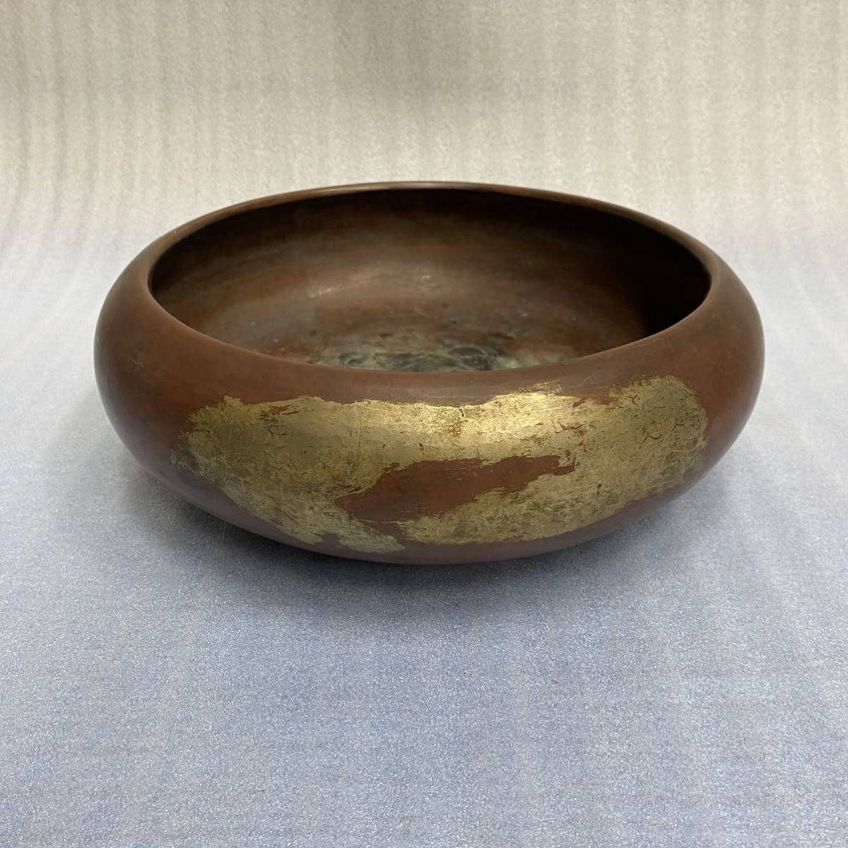 ◆燕銅器の珍品 銘工吉原寿亀の水盤 打出銅器 直径26cm 高さ8.5cm_画像1
