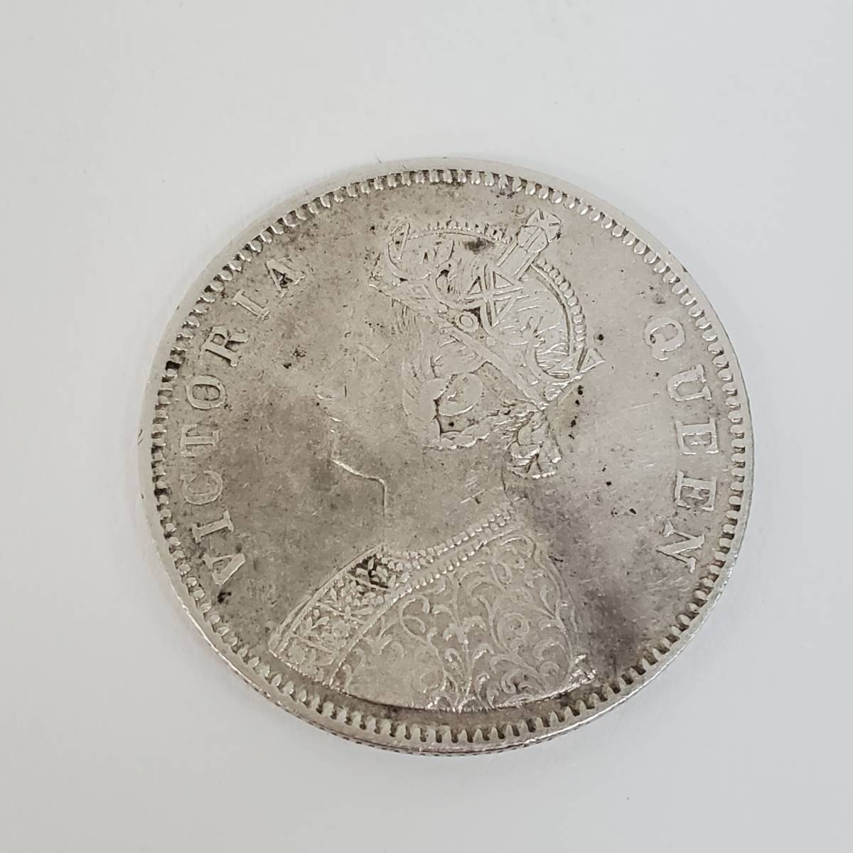 1026-221□古銭 インド 1ルピー 1862年 ONE RUPEE 貨幣 INDIA ヴィクトリア女王 アンティークコイン 銀貨 約11.6g_画像1