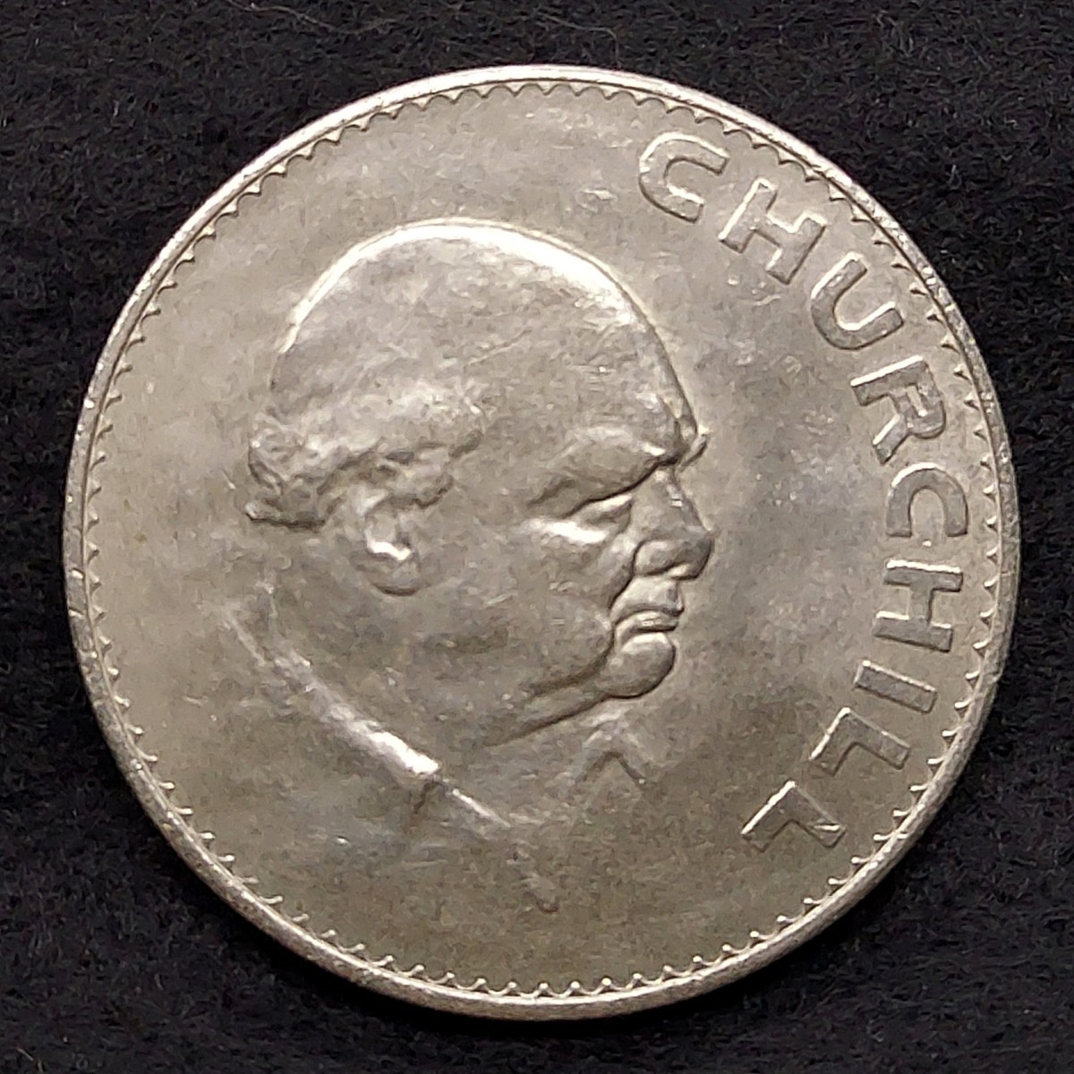 【51023】エリザベス2世チャーチル卿の逝去クラウン記念硬貨　イギリス記念硬貨　1965年　38.5×3.1㎜　28.46g_画像1