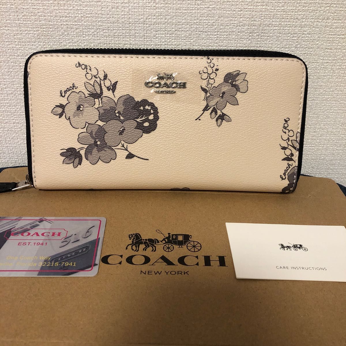 新品未使用 COACH コーチ長財布 ラウンドファスナー ホワイト色 花柄