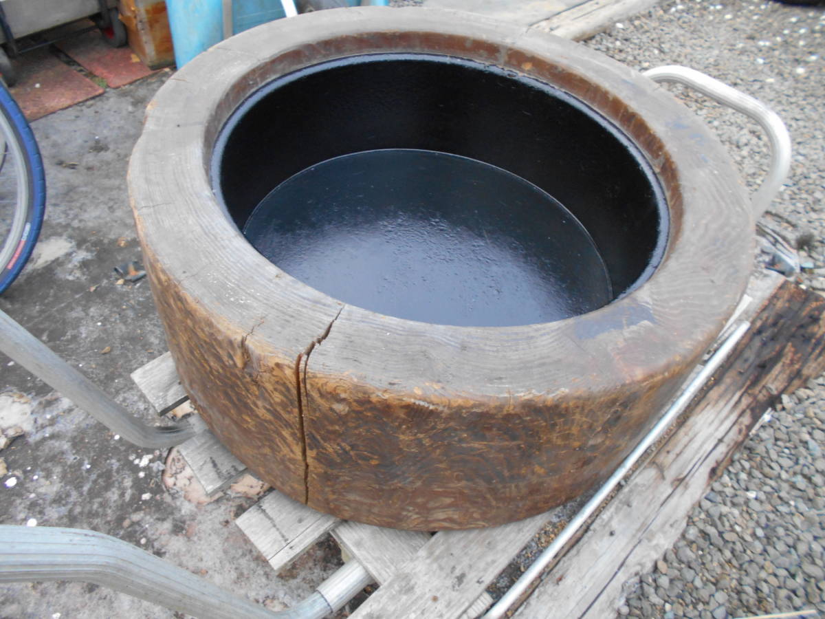 倉庫整理　大正時代の木製火鉢　（大きさにびっくり）