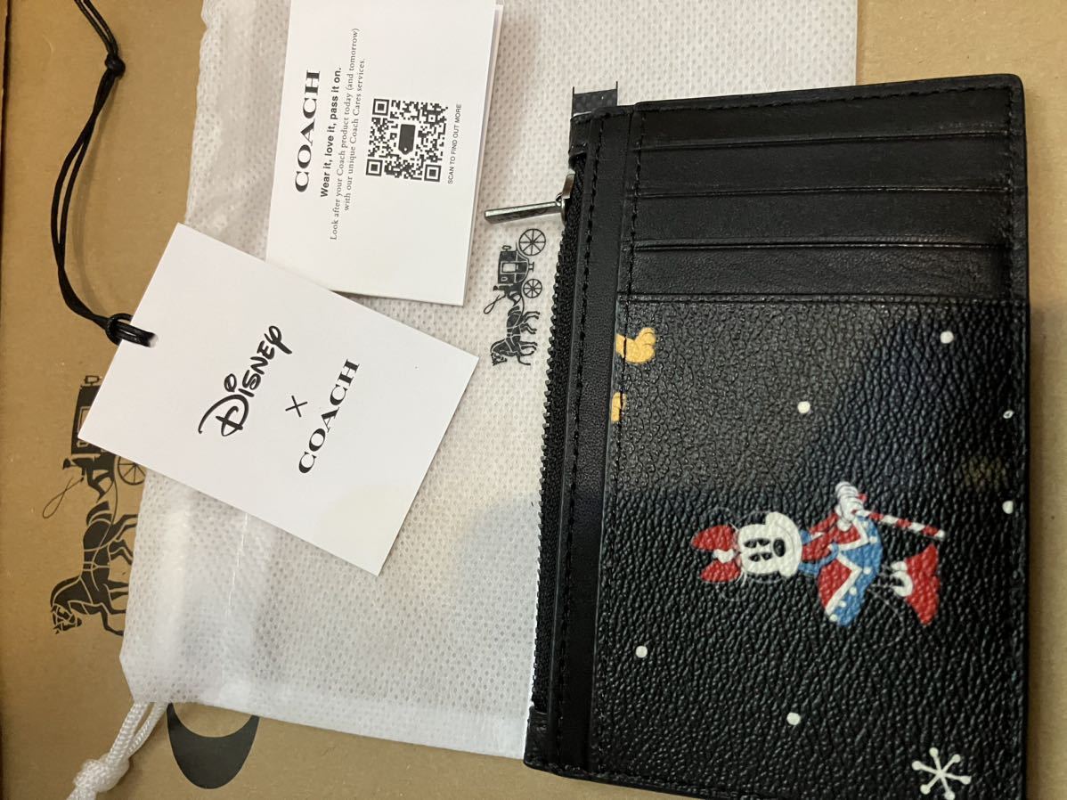 送料込●新品●COACH X ディズニー100周年コラボ ZIPカードケース 小物入 ミッキー×ドナルド ホリデイプリント2023年コラボ新作