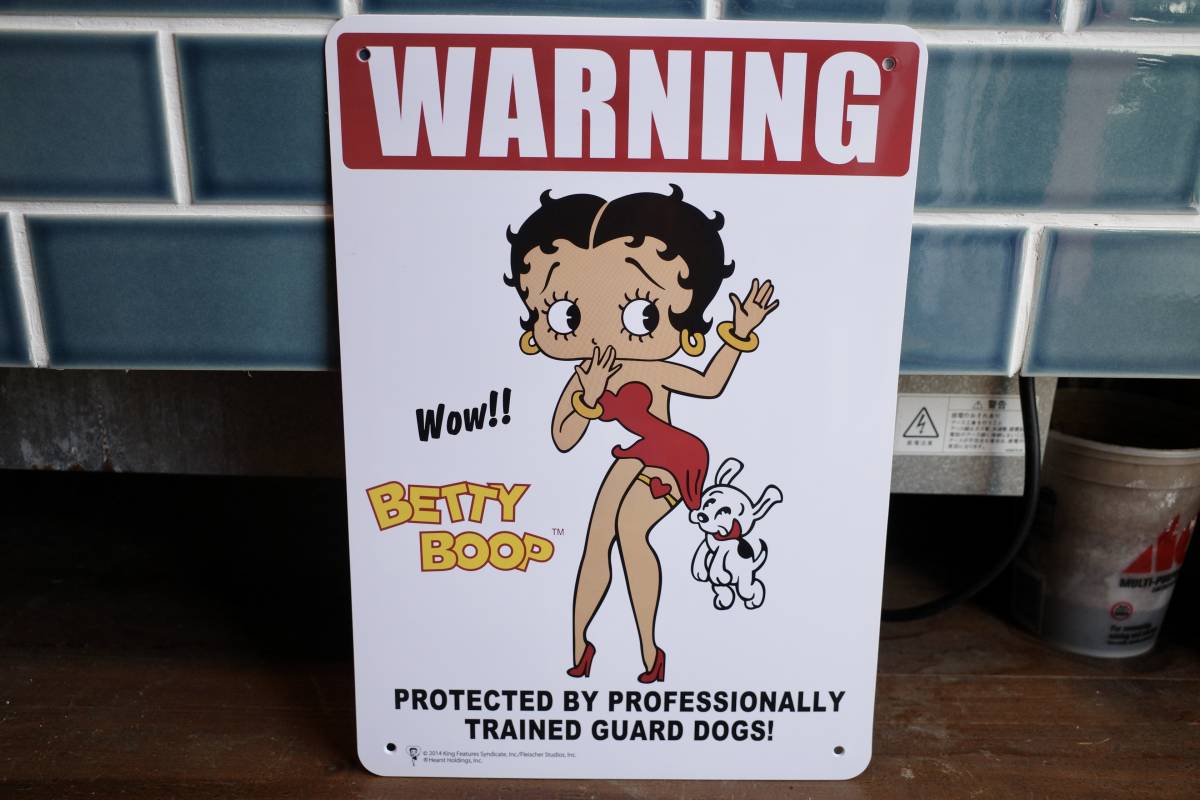 新品 Betty Boop ベティちゃん　WARNING　DOGS プラスチックサイン 看板 インテリア 駐車場 カリフォルニア　警告_画像1