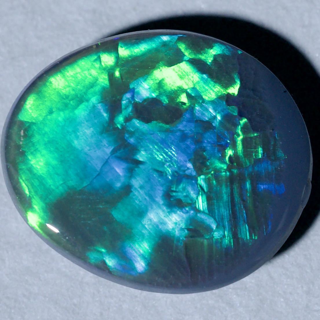  натуральный black opal / разрозненный / вес 1.18ct/ размер длина 9.1.x ширина 7.7.x высота 2.8./ Австралия производство / натуральный опал / натуральный камень 
