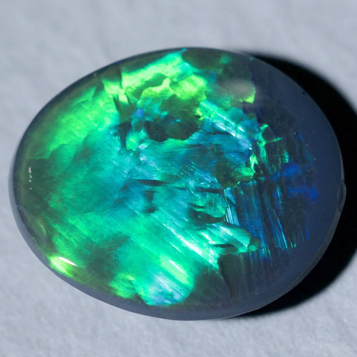  натуральный black opal / разрозненный / вес 1.18ct/ размер длина 9.1.x ширина 7.7.x высота 2.8./ Австралия производство / натуральный опал / натуральный камень 