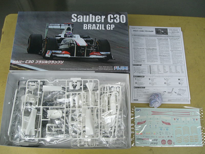 1/20 フジミ ザウバー C30 ブラジルGP 1/8　レジン製ヘルメット付_画像2