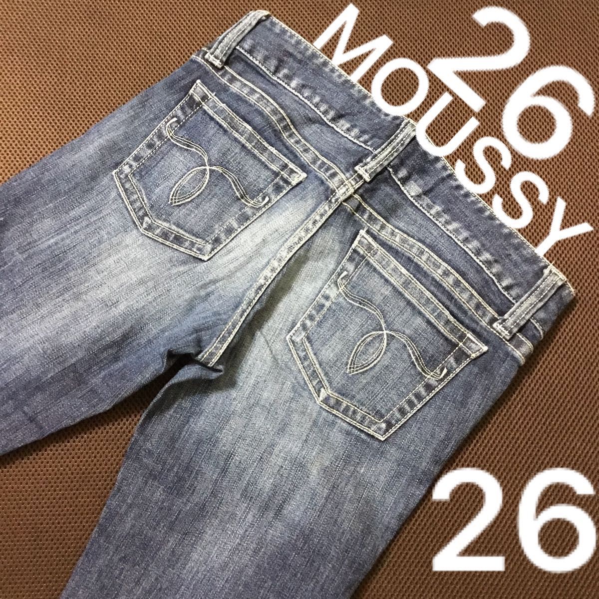 【美品】 MOUSSY デニム ローライズ 26 シルバーステッチ ジーンズ moussy ジーパン　刺繍有