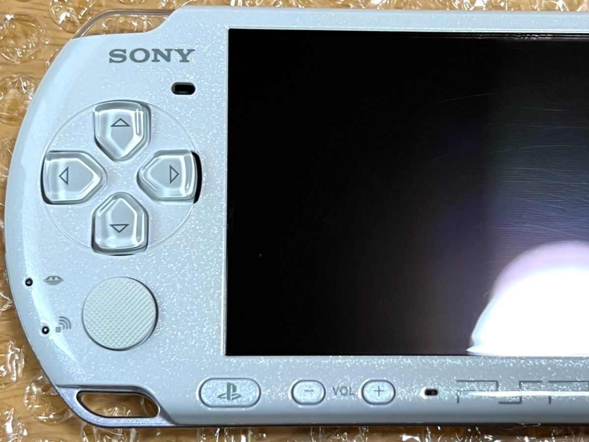 〈美品に近い良品・動作確認済み・最終型〉PSP-3000 本体 パールホワイト ＋メモリースティック 2GB PlayStation Portable 薄型_画像4