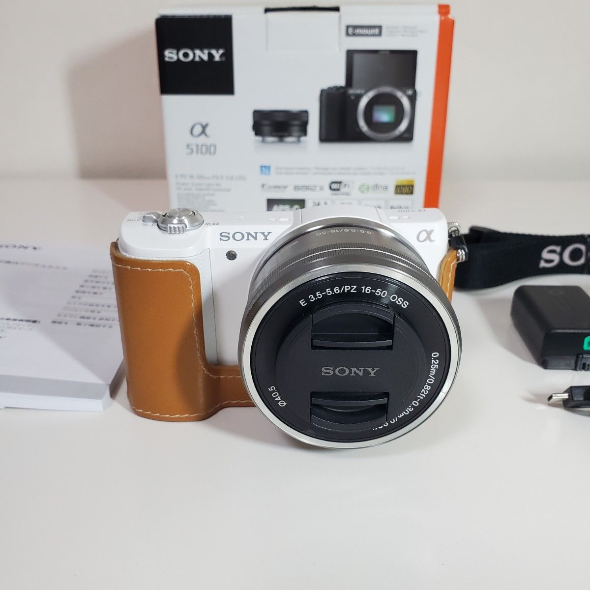 SONY　α5100 ミラーレスデジタル一眼レフカメラ　ホワイト　白　ズームレンズ　ボディケース　ストラップ　バッテリー一式