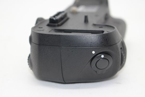 □新品同様品□ニコン NIKON 純正マルチパワーバッテリーパック MB-D12