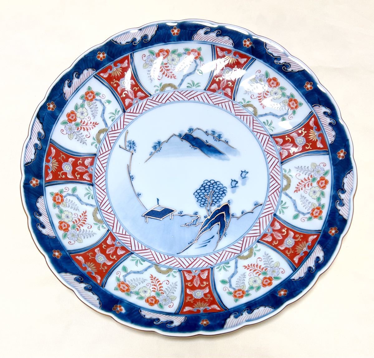色鍋島焼 瀬兵窯 肥前伊万里 藤花山水絵 超大皿 飾皿 直径33 5cm 色鍋島焼 瀬兵窯 肥前伊万里 藤花山水絵 超大皿 飾皿 直径33 5cm