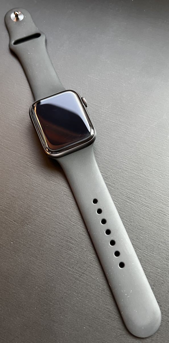 最前線の Apple Watch SE 44mm（スペースグレイアルミケース、Wi-Fi