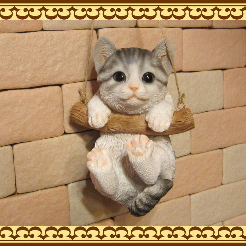 猫　置物　リアルな猫の置物　ブランコキャット　グレー　フィギア　ネコのオブジェ　ガーデニング　玄関先　陶器　茶とら_画像1
