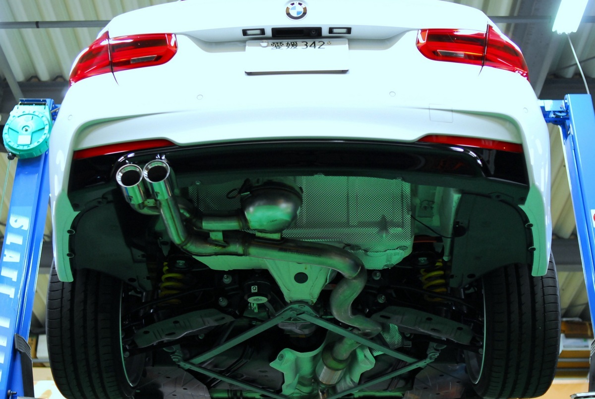 一個BMW M Performance 4尾部消聲器，帶聲音模塊和M Performance擴散器套件F 30 F 31 320 d 原文:ワンオフ BMW M Performance サウンドモジュール付き4テール マフラー & M Performance ディフューザー セット F30 F31 320d