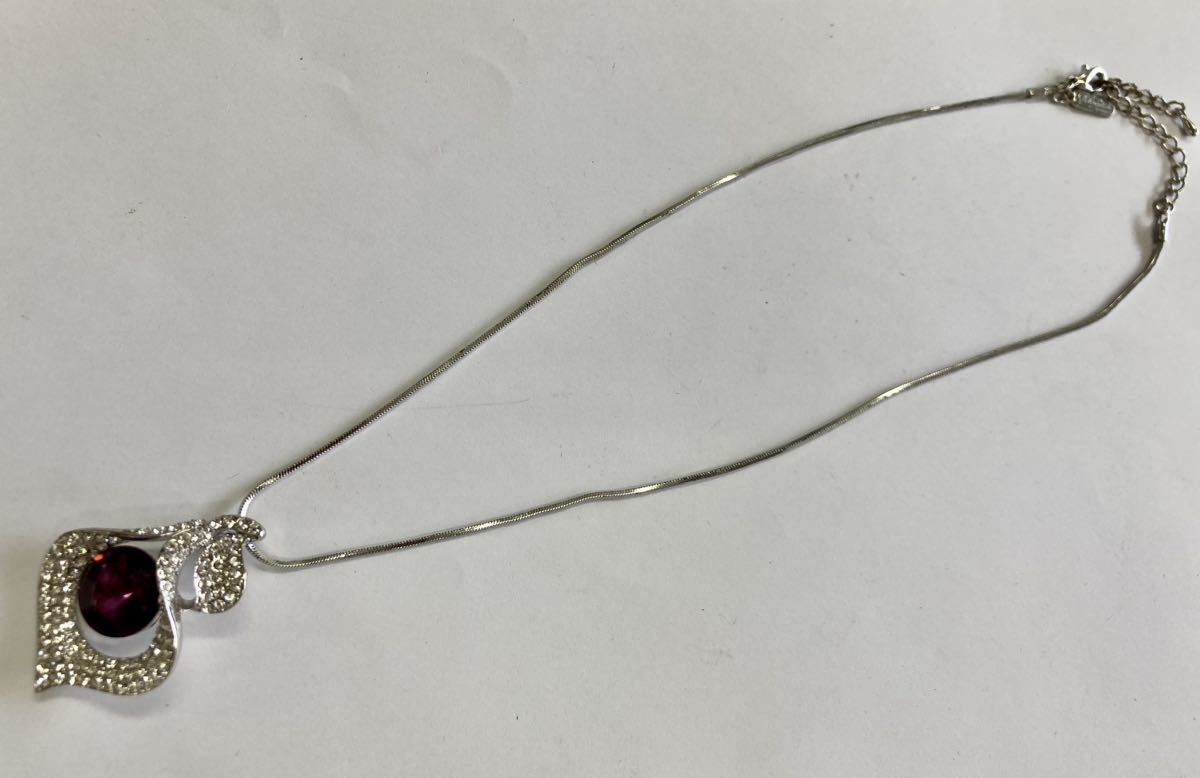TH ネックレスとブローチのセット chomel シルバー×パープル キラキラ 蝶 アンティーク レディースアクセサリーの画像2