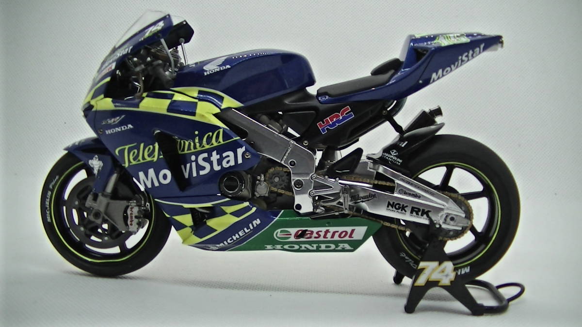 タミヤ1/12 テレフォニカ モビスターホンダ RC211V '03 S.ジベルノー選手仕様 (完成品・貴重）_画像5