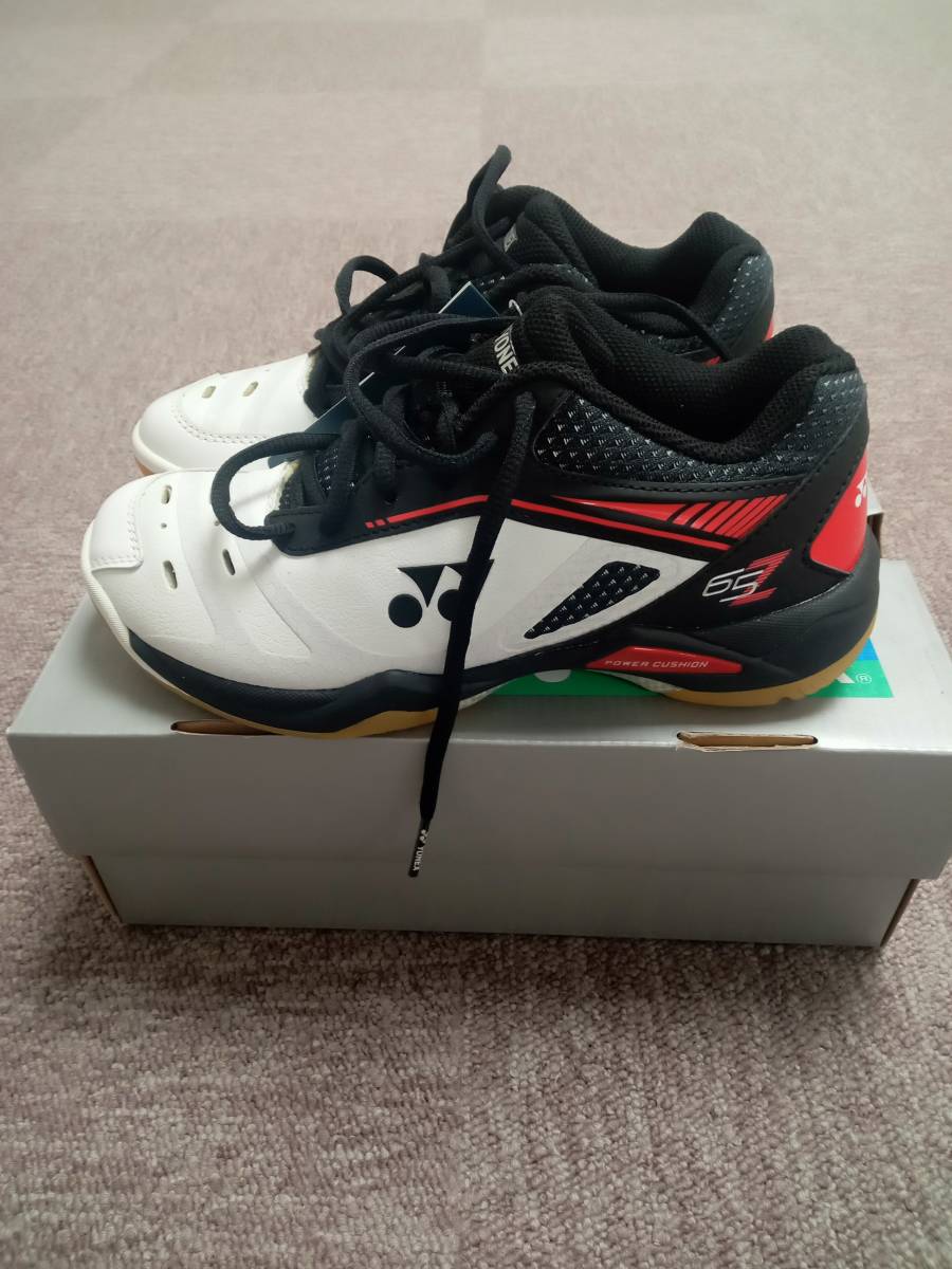 * last 1 pair * new goods unused Yonex YONEX SHB65Z (114) white / red 22.5cm badminton dochi ball futsal for interior *6600