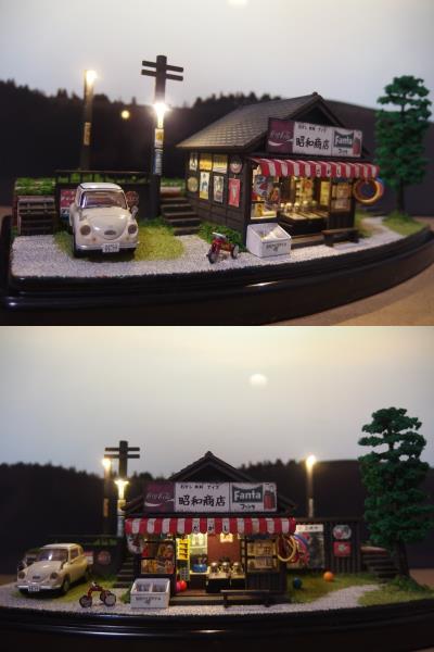 昭和の駄菓子屋(看板をご希望の店名に変更します！)+スバル360 R26（1958年式）＋街灯のある道路☆ジオラマ完成品・ライトアップ☆ケース付_駄菓子屋＋スバル360R26＋街灯のある道