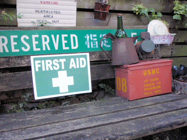  new goods 47[ emergency place .]FIRST AID first aid kit . placement and so on / first-aid kit *US*WARNING warning autograph / garage item * american in 