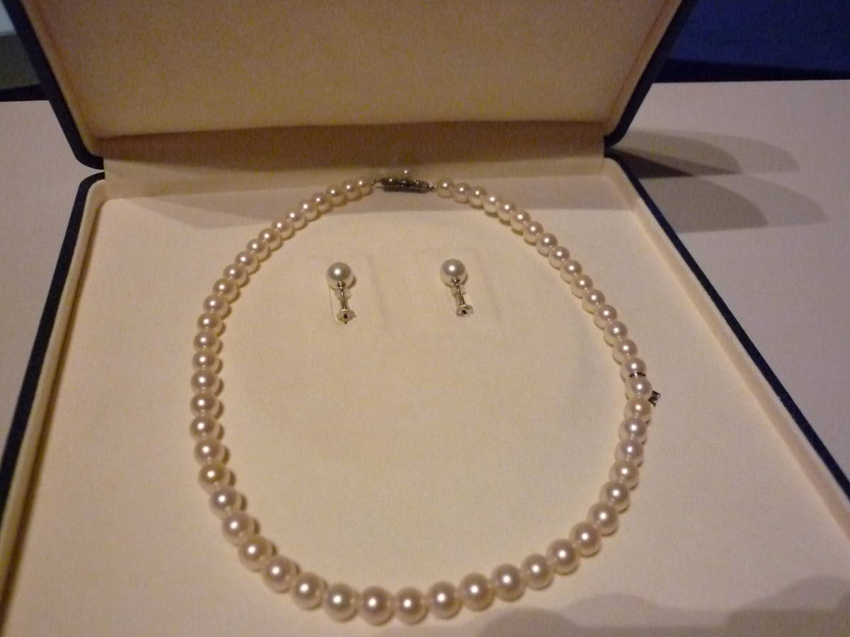  Mikimoto ... pearl necklace & earrings 