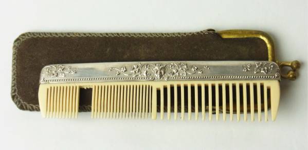 激安価格の 純銀無垢シルバー 髭用の小さな櫛 フランスアンティーク マスカロン オリジナルケース付き カトラリー